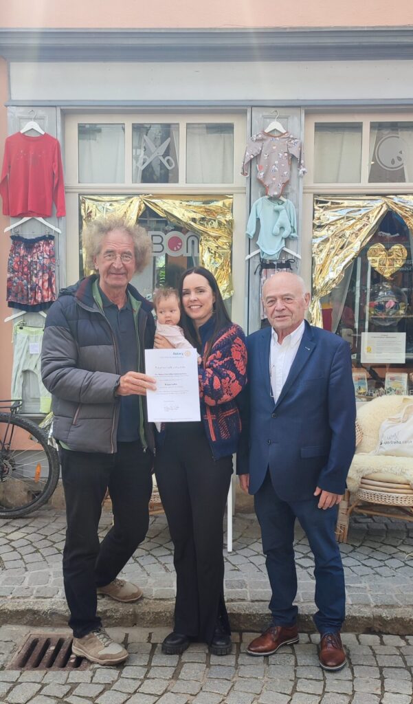 Übergabe Spende an Mone Luhn Patenschaft für Kaya als Krämerbrückenkind durch Präsident Rüdiger Paul Kirsten sowie der Initiator der Patenschaft, Udo Hoyme